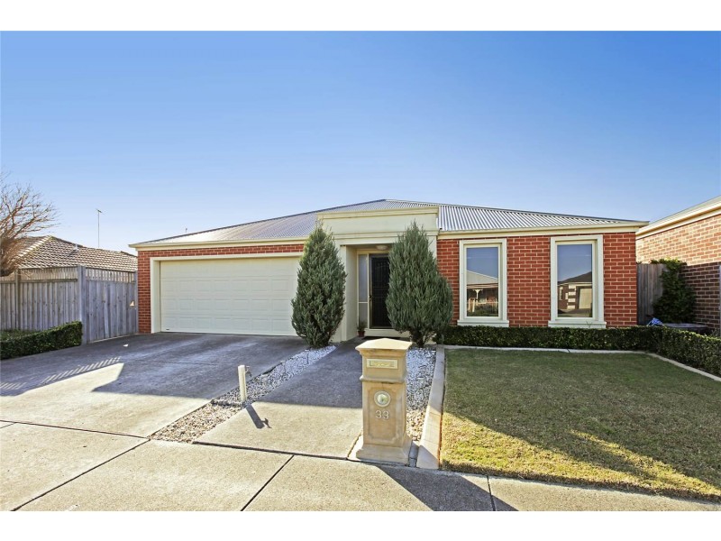 33 Oakwood Crescent, Waurn Ponds VIC 3216