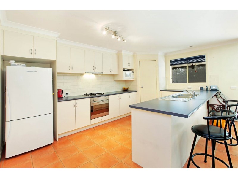 33 Oakwood Crescent, Waurn Ponds VIC 3216