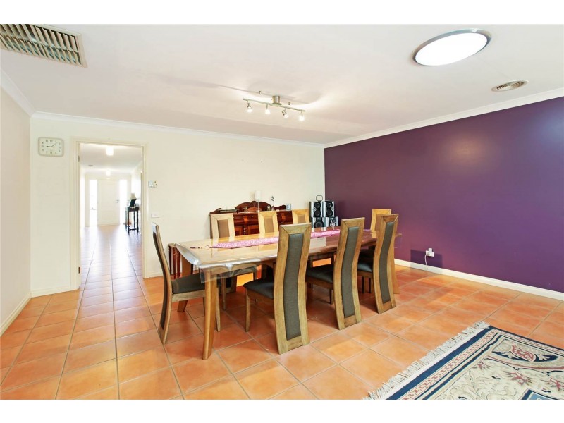 33 Oakwood Crescent, Waurn Ponds VIC 3216