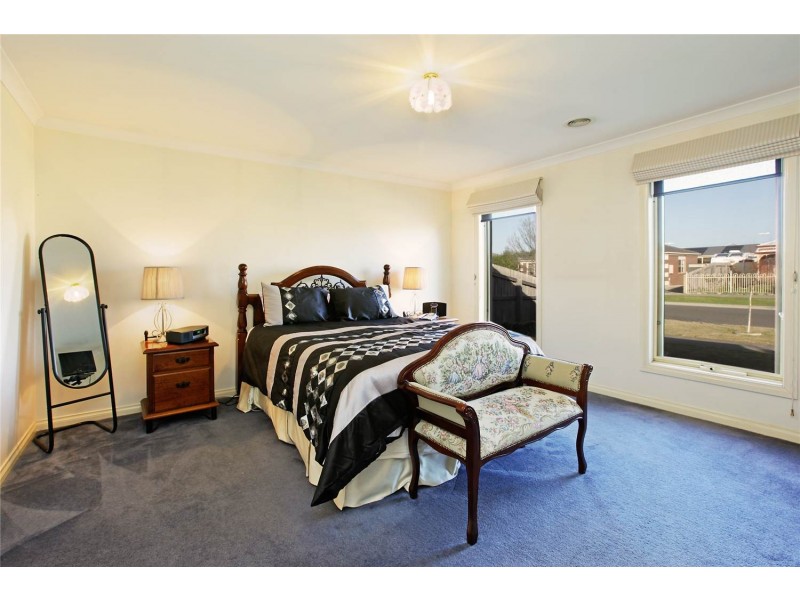 33 Oakwood Crescent, Waurn Ponds VIC 3216