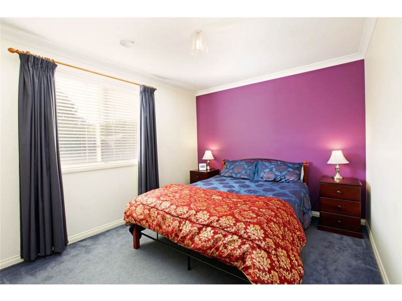 33 Oakwood Crescent, Waurn Ponds VIC 3216