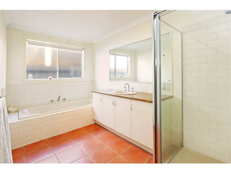 33 Oakwood Crescent, Waurn Ponds VIC 3216