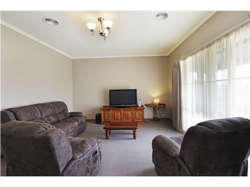 8 Sherwood Grove, Lara VIC 3212