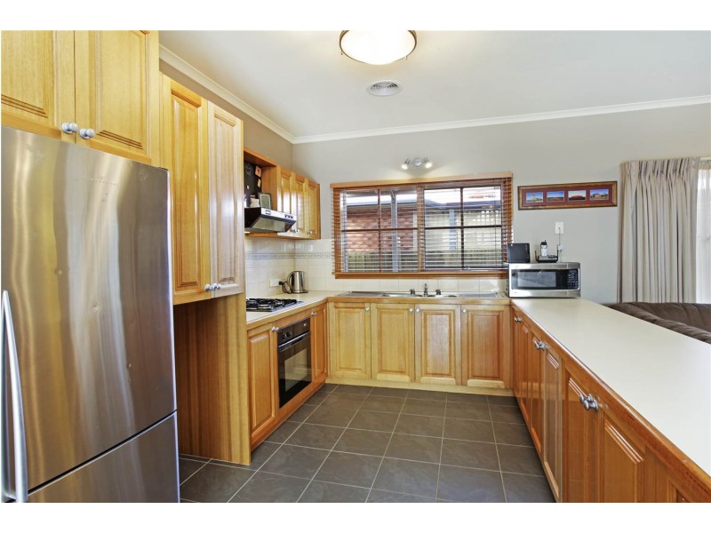 8 Sherwood Grove, Lara VIC 3212