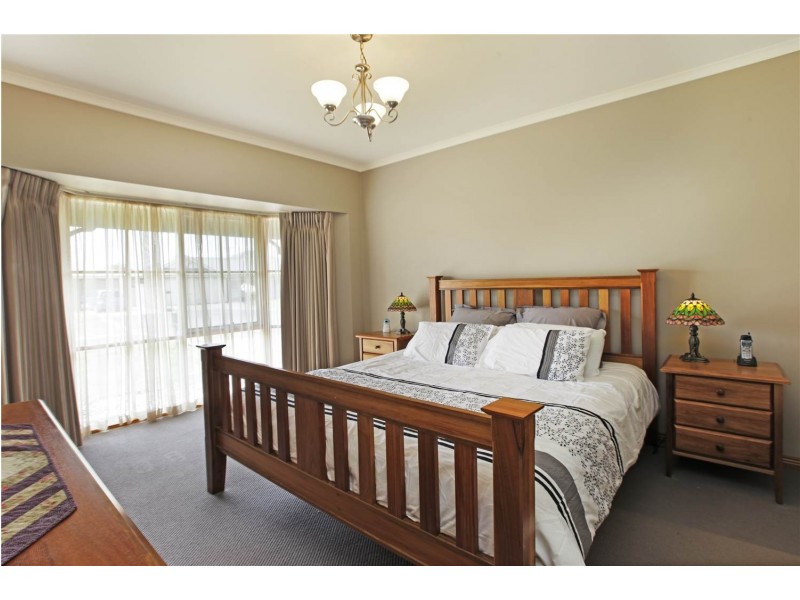 8 Sherwood Grove, Lara VIC 3212