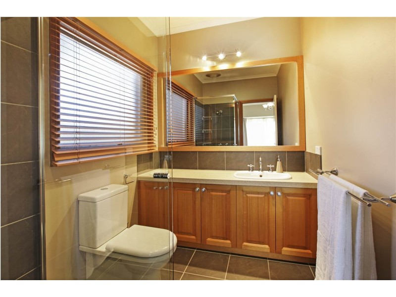 8 Sherwood Grove, Lara VIC 3212