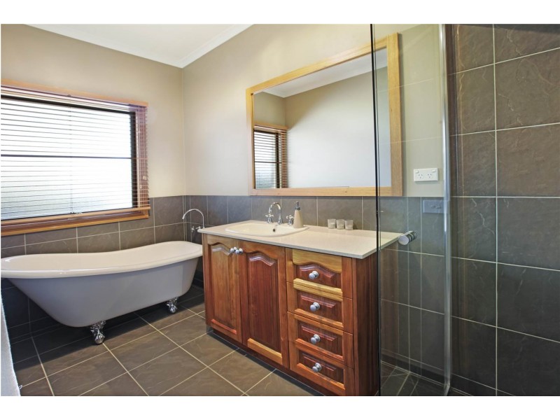 8 Sherwood Grove, Lara VIC 3212