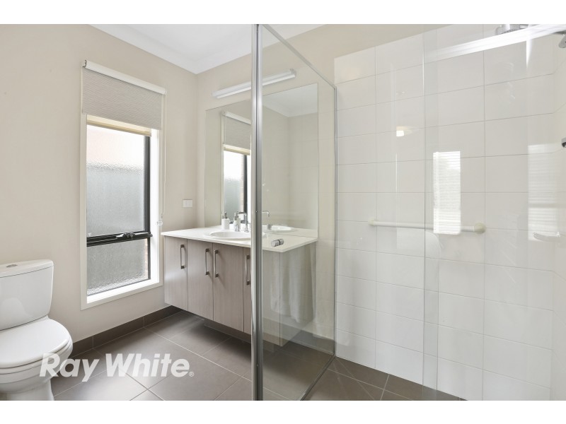 48 Eastlakes Boulevard, Lara VIC 3212