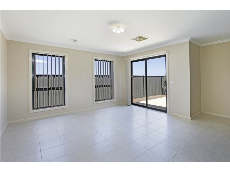 1/12 Raymond George Place, Lara VIC 3212