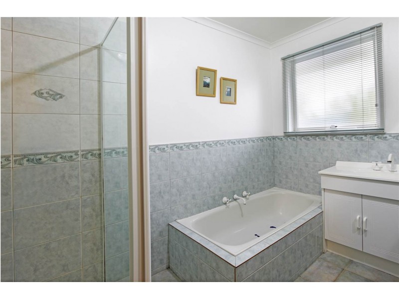 15 Cameron Crescent, Lara VIC 3212