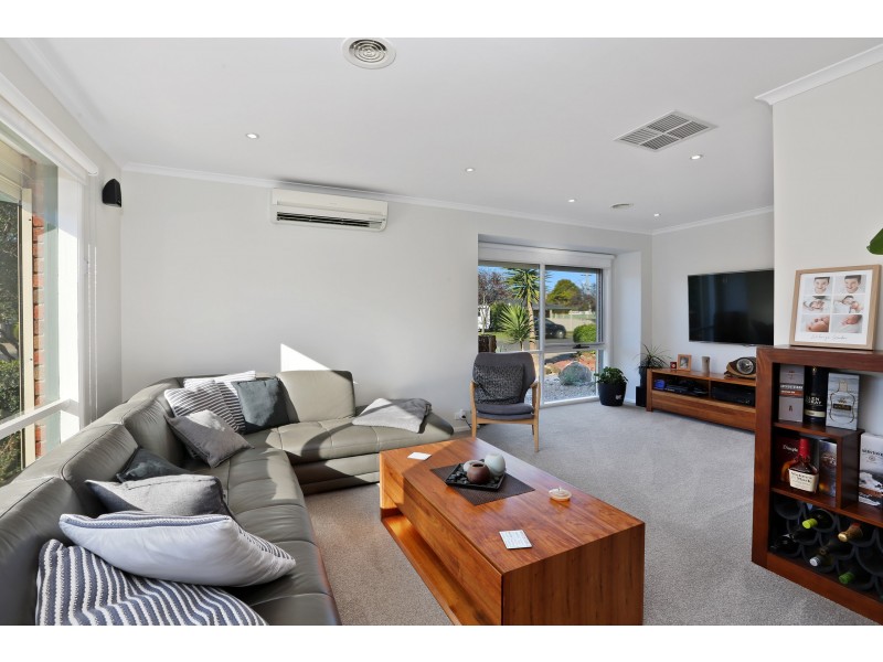 19 Cameron Crescent, Lara VIC 3212