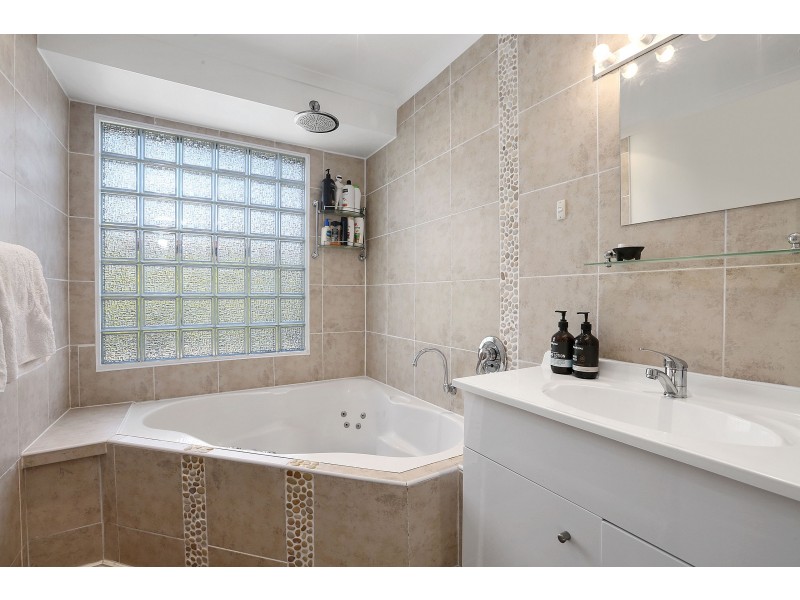 19 Cameron Crescent, Lara VIC 3212