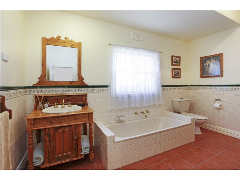 8 Bay Street, Rippleside VIC 3215