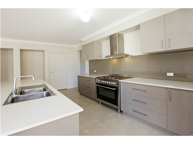 49 Moorhen Drive, Lara VIC 3212
