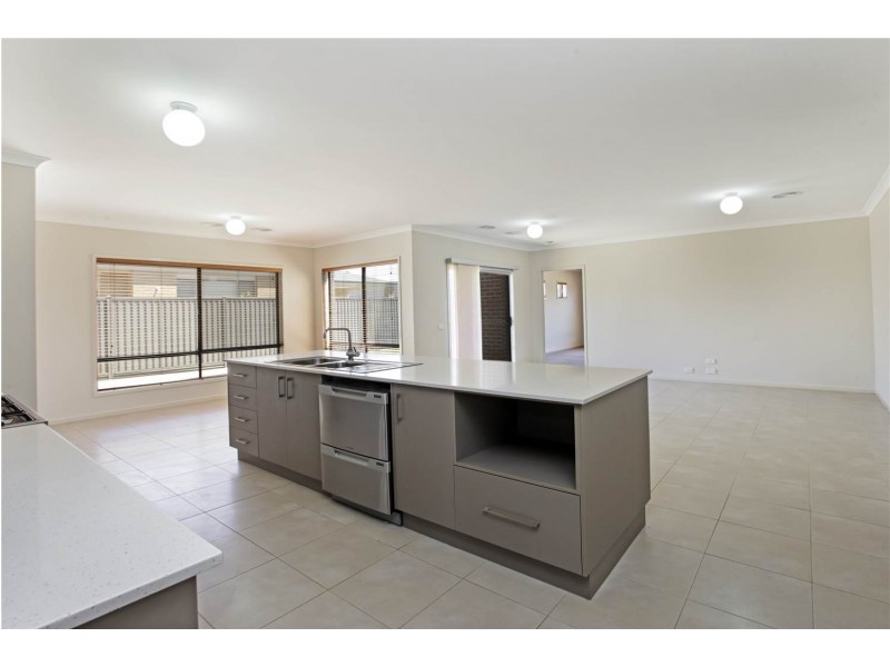 49 Moorhen Drive, Lara VIC 3212