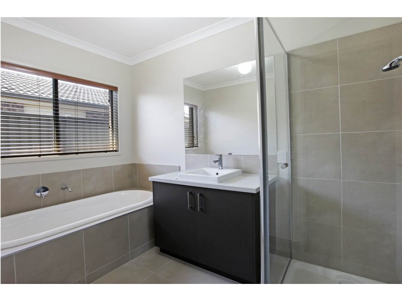 49 Moorhen Drive, Lara VIC 3212