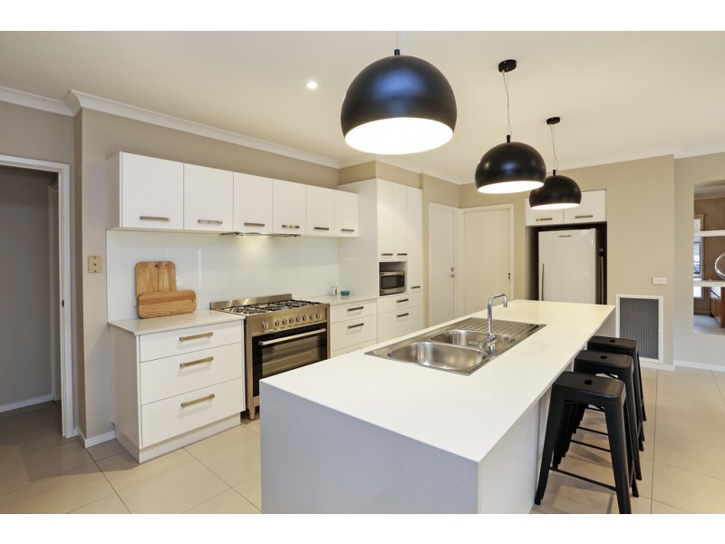 34 Grand Lakes Way, Lara VIC 3212
