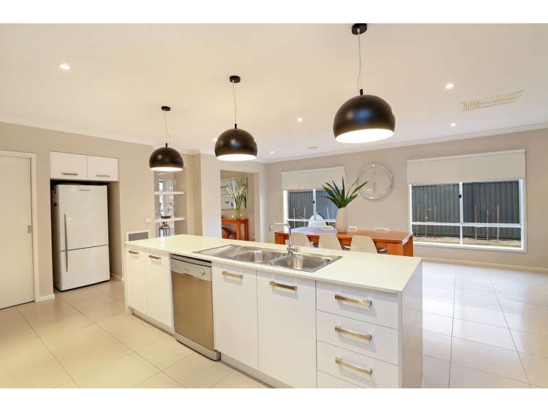 34 Grand Lakes Way, Lara VIC 3212