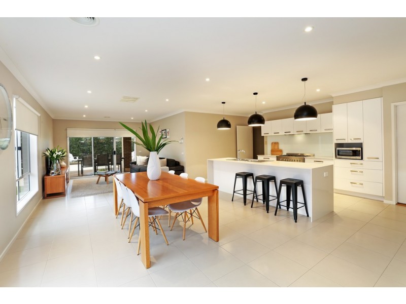 34 Grand Lakes Way, Lara VIC 3212