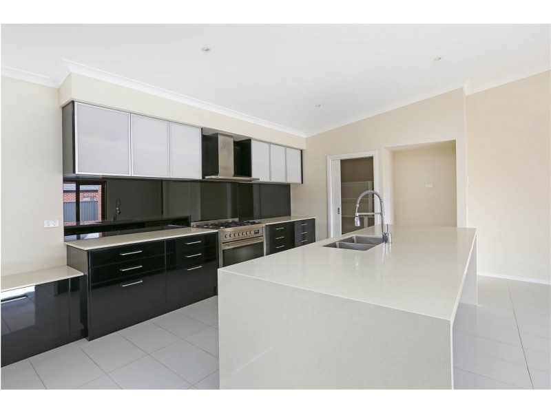 41 Grand Lakes Way, Lara VIC 3212