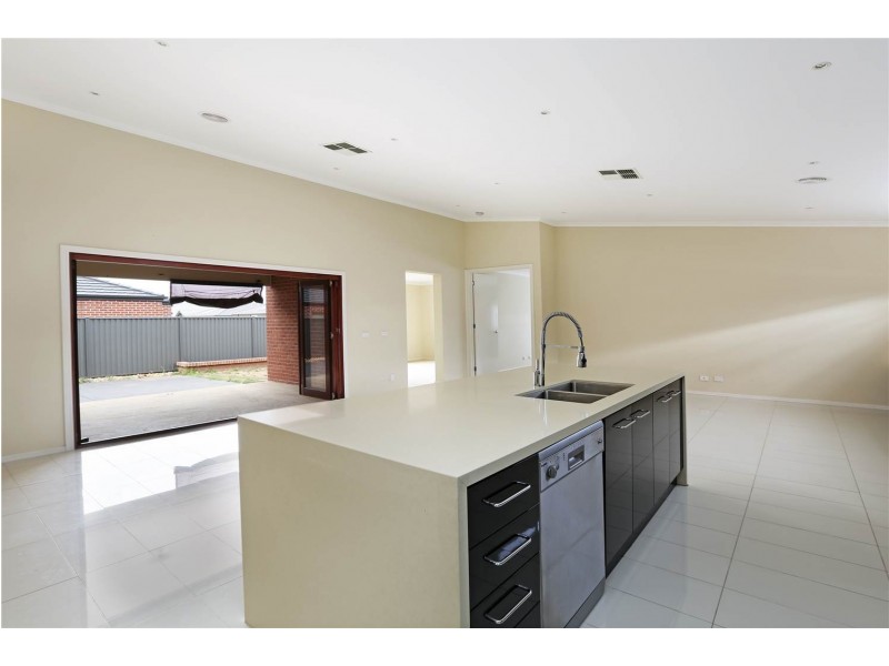 41 Grand Lakes Way, Lara VIC 3212