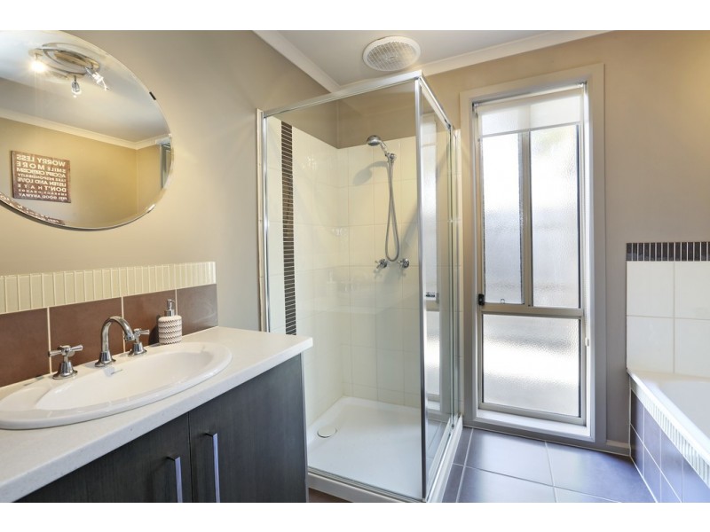 8 Achillea Close, Corio VIC 3214