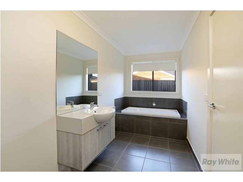 8 Jabiru Court, Lara VIC 3212