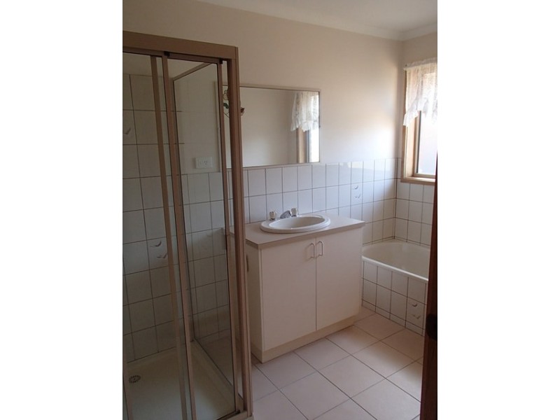 2/7 Coleraine Crescent, Corio VIC 3214