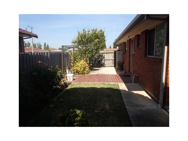 2/7 Coleraine Crescent, Corio VIC 3214