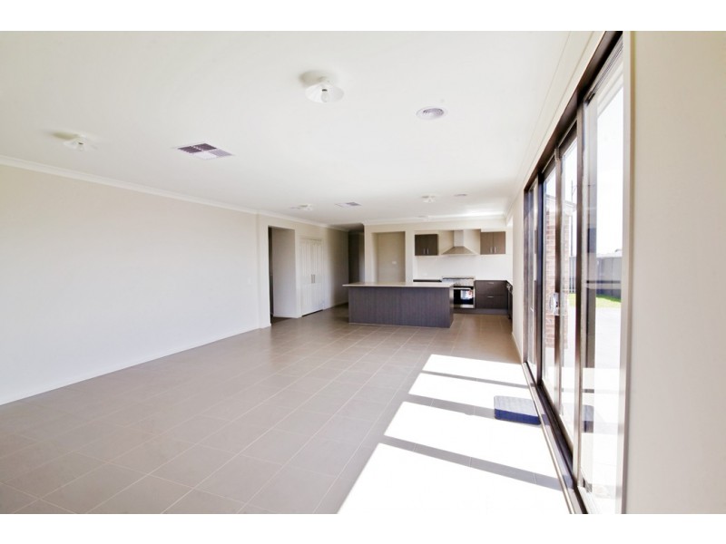 94B Eastlakes Boulevard, Lara VIC 3212