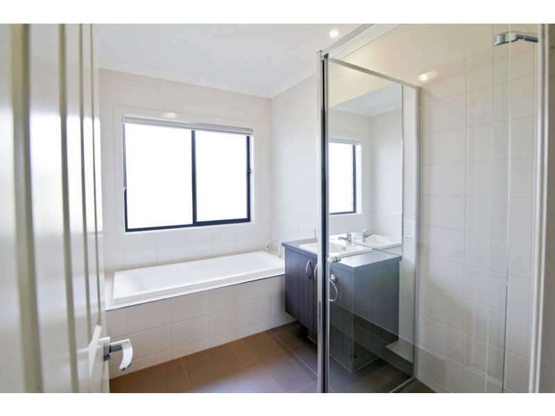94B Eastlakes Boulevard, Lara VIC 3212