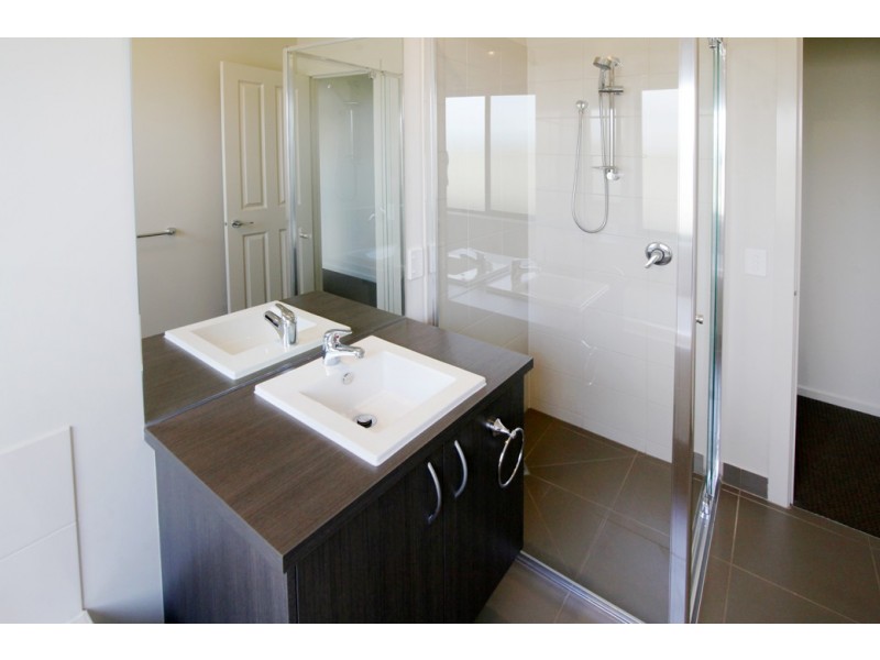 94B Eastlakes Boulevard, Lara VIC 3212