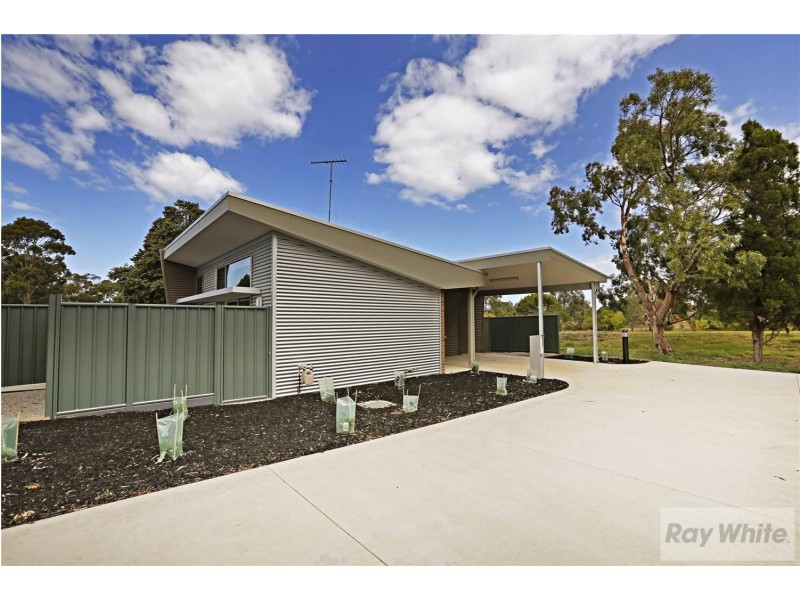 Unit 3/90 Station Lake Road, Lara VIC 3212