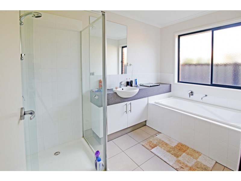 13 Raymond George Place, Lara VIC 3212