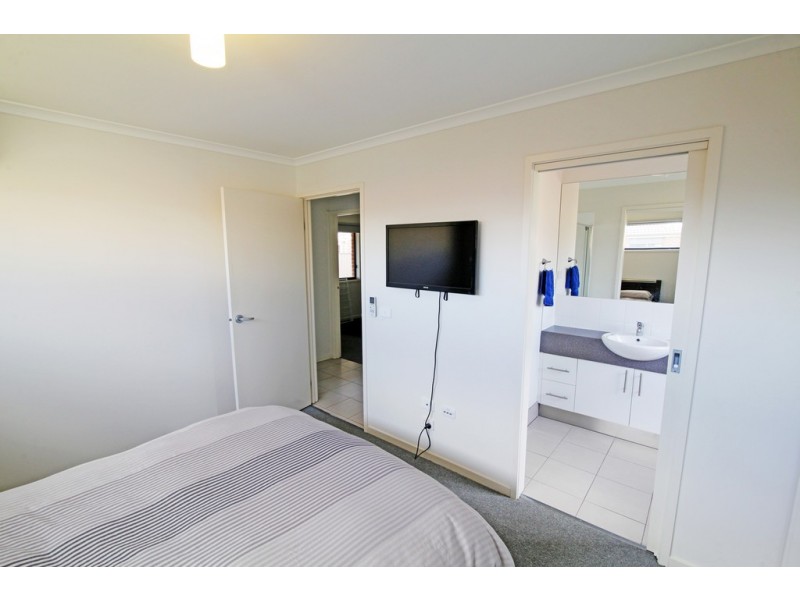 13 Raymond George Place, Lara VIC 3212