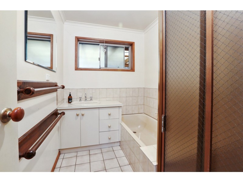 12 Henderson Drive, Lara VIC 3212