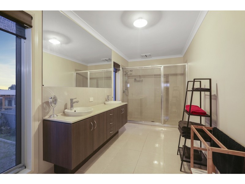 2 Grey Teal Place, Lara VIC 3212