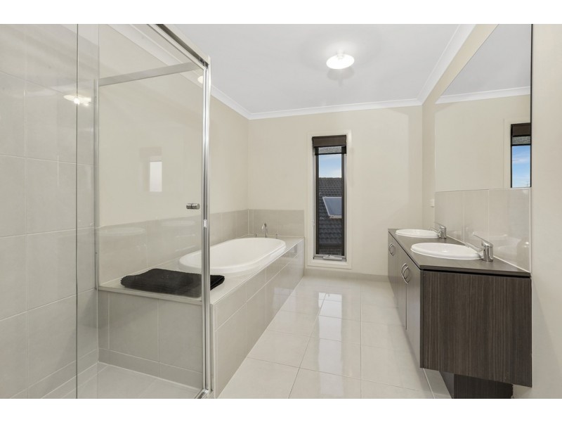 2 Grey Teal Place, Lara VIC 3212