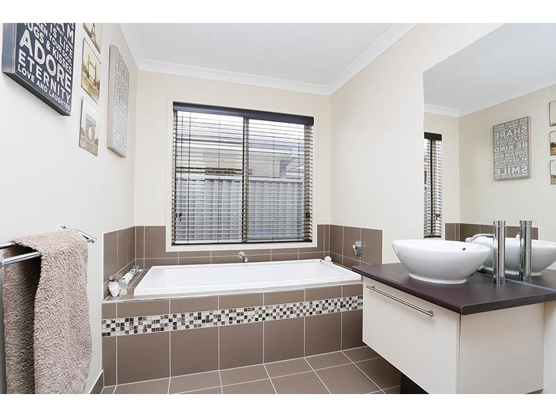 30 Springwater Drive, Lara VIC 3212