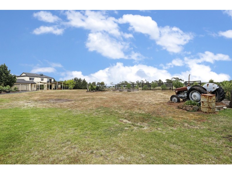 16 Wongalea Drive, Lara VIC 3212