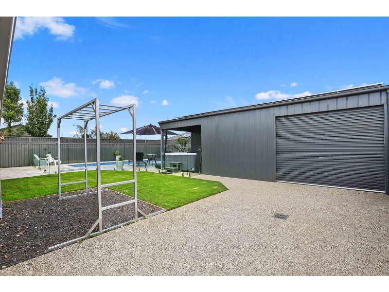 14 Weerana Way, Lara VIC 3212