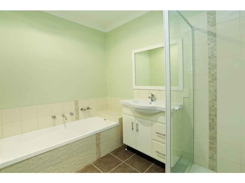 2/26 Forest Road North,, Lara VIC 3212