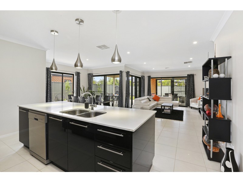 26 Eastlakes Boulevard, Lara VIC 3212