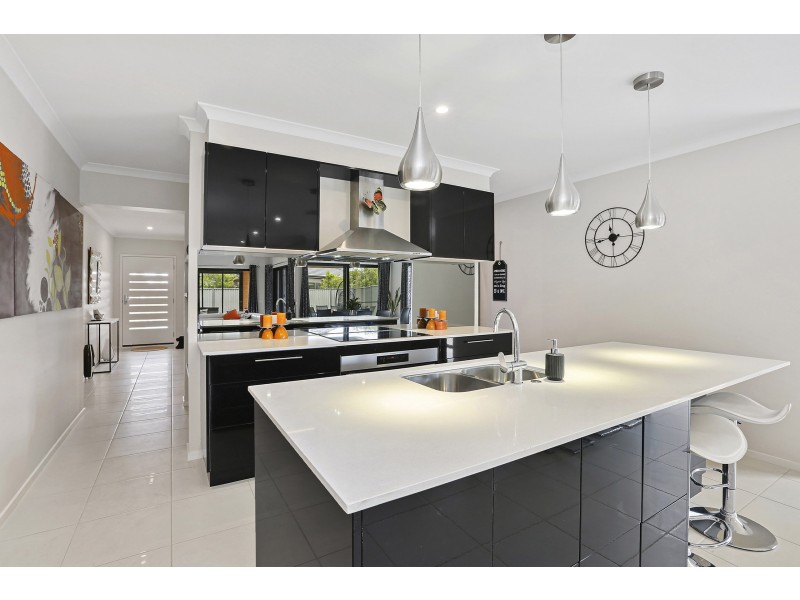 26 Eastlakes Boulevard, Lara VIC 3212