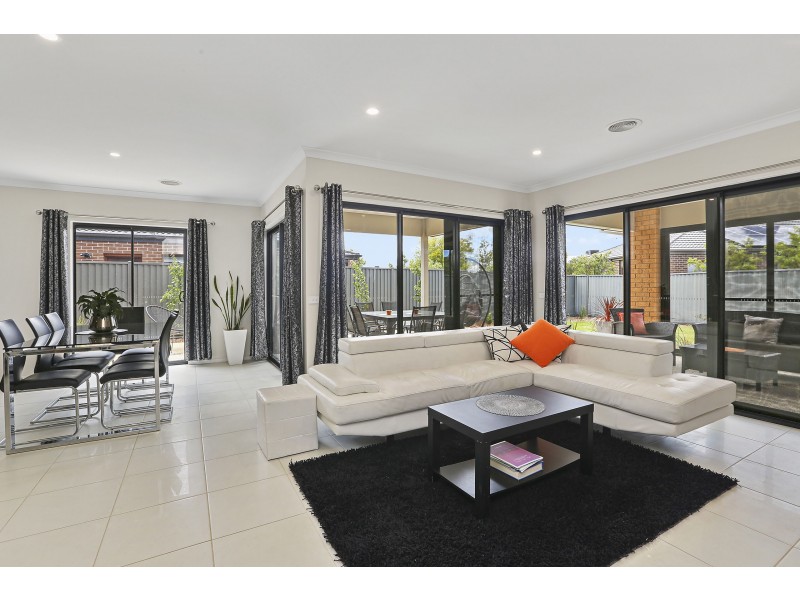 26 Eastlakes Boulevard, Lara VIC 3212