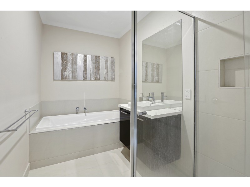 26 Eastlakes Boulevard, Lara VIC 3212