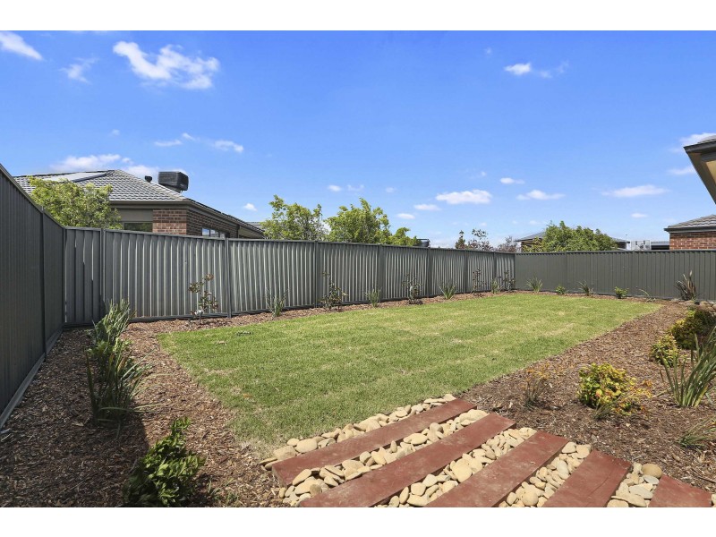 26 Eastlakes Boulevard, Lara VIC 3212