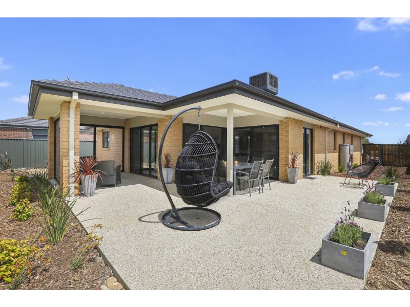 26 Eastlakes Boulevard, Lara VIC 3212
