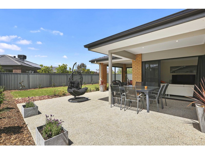 26 Eastlakes Boulevard, Lara VIC 3212