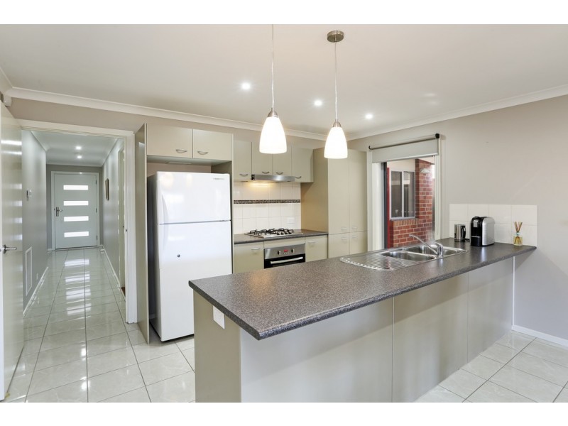 10 Grey Teal Place, Lara VIC 3212